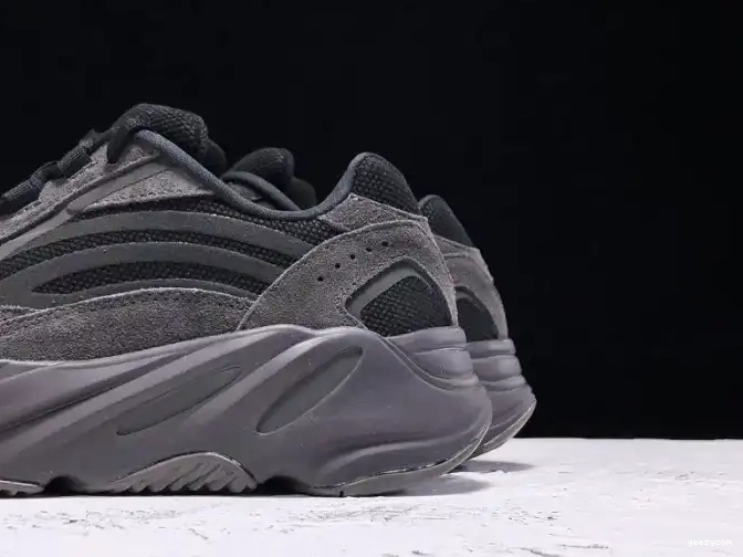 700 V2 Adidas Boost FU6684 Vanta
